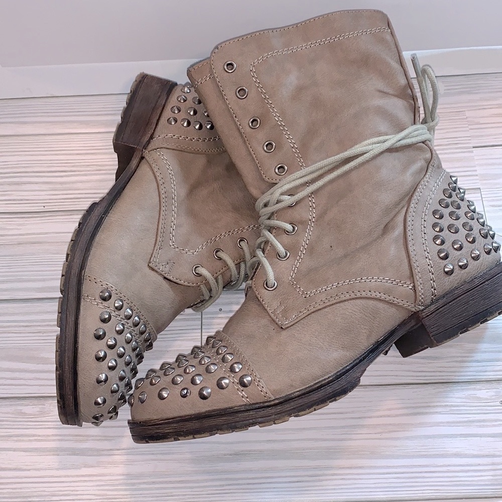 Women’s Lace up & Zipper Combat boots. Sz 7